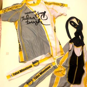 Sugoi womens cycling kit (arm warmers, bibs, & jersey) small hole in leg of bibs